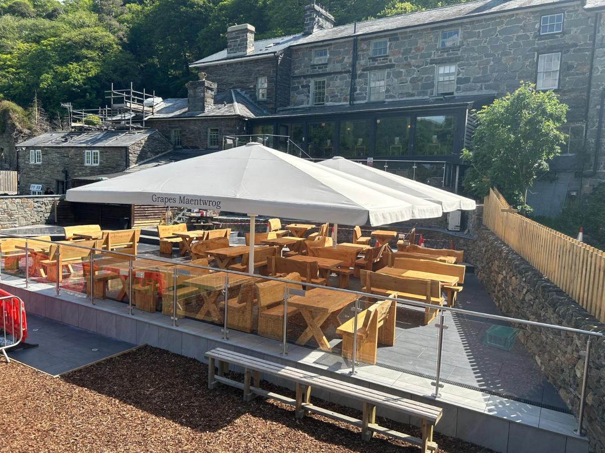 Grapes Hotel, Bar & Restaurant Snowdonia Nr Zip World Blaenau Ffestiniog Buitenkant foto